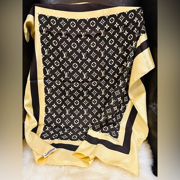 πLOUIS VUITTON Monogram Silk Scarf w/Tag - Picture 4 of 11
